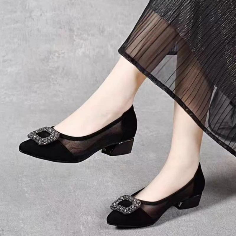 Women Shoes Model - أحذية نسائية أنيقة بكعب مربع ومقدمة